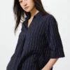 Camicetta da donna in rayon con collo skipper e maniche a 3/4 | A righe Camicetta da donna in rayon con collo skipper e maniche a 3/4 | A righe