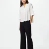 Camicetta da donna in rayon con collo skipper e maniche a 3/4 | A righe Camicetta da donna in rayon con collo skipper e maniche a 3/4 | A righe