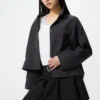 Giacca corta da donna con collo aperto in pantaloncini Giacca corta da donna con collo aperto in pantaloncini