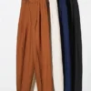 Pantaloni da donna in misto lino a zampa d’elefante Pantaloni da donna in misto lino a zampa d’elefante