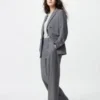 Pantaloni larghi a pieghe da donna Pantaloni larghi a pieghe da donna