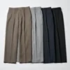Pantaloni unisex a zampa larga con pieghe Pantaloni unisex a zampa larga con pieghe