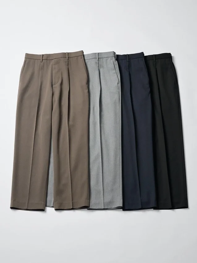 Pantaloni unisex a zampa larga con pieghe Pantaloni unisex a zampa larga con pieghe