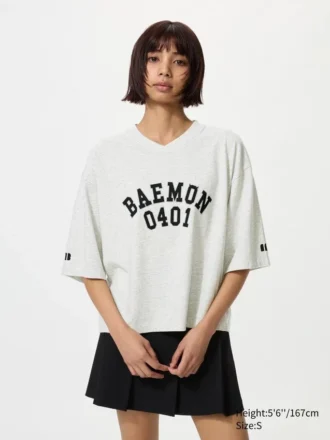 T-shirt corta da donna Babymonster UT con stampa grafica | Scollo a V