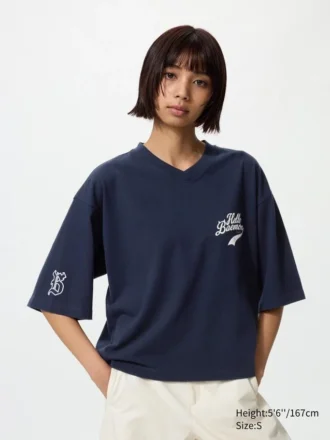 T-shirt corta da donna Babymonster UT con stampa grafica | Scollo a V