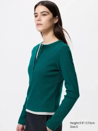 T-shirt da donna con collo Henley a costine