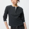 T-shirt da donna con collo Henley a costine T-shirt da donna con collo Henley a costine