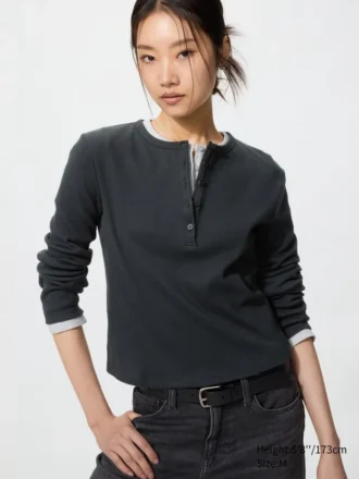 T-shirt da donna con collo Henley a costine