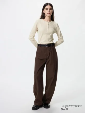 T-shirt da donna con collo Henley a costine