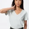 T-shirt da donna in cotone fiammato con scollo a V T-shirt da donna in cotone fiammato con scollo a V