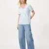 T-shirt da donna in cotone fiammato con scollo a V T-shirt da donna in cotone fiammato con scollo a V