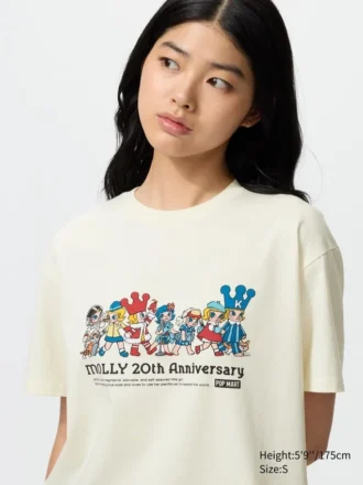 T-shirt grafica Pop Mart Ut da donna