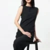 T-shirt senza maniche da donna con collo a barchetta e arricciature T-shirt senza maniche da donna con collo a barchetta e arricciature