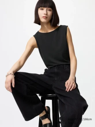 T-shirt senza maniche da donna in jersey crepe con scollo a barchetta