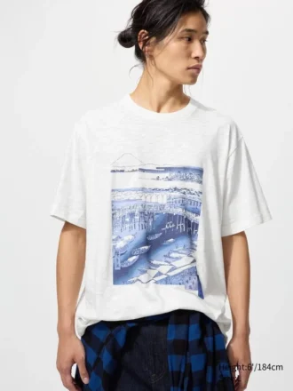 t shirt unisex blu con motivo ukiyo e ut 1 3 330x440 - T-shirt unisex blu con motivo Ukiyo-E UT
